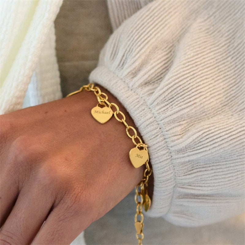 Pulseira Ajustável com pingentes de coração com nomes personalizados banhados a ouro 18K